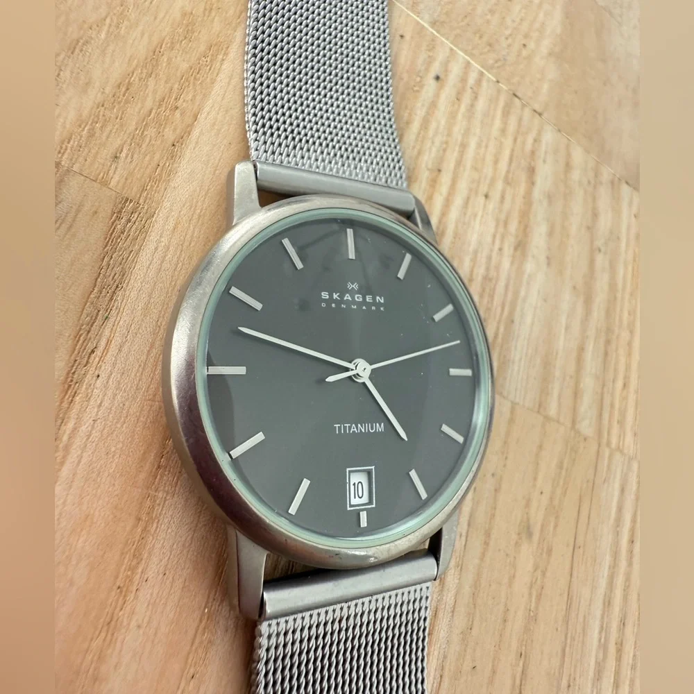 Skagen titanium black dial dress watch NEW BATTERY